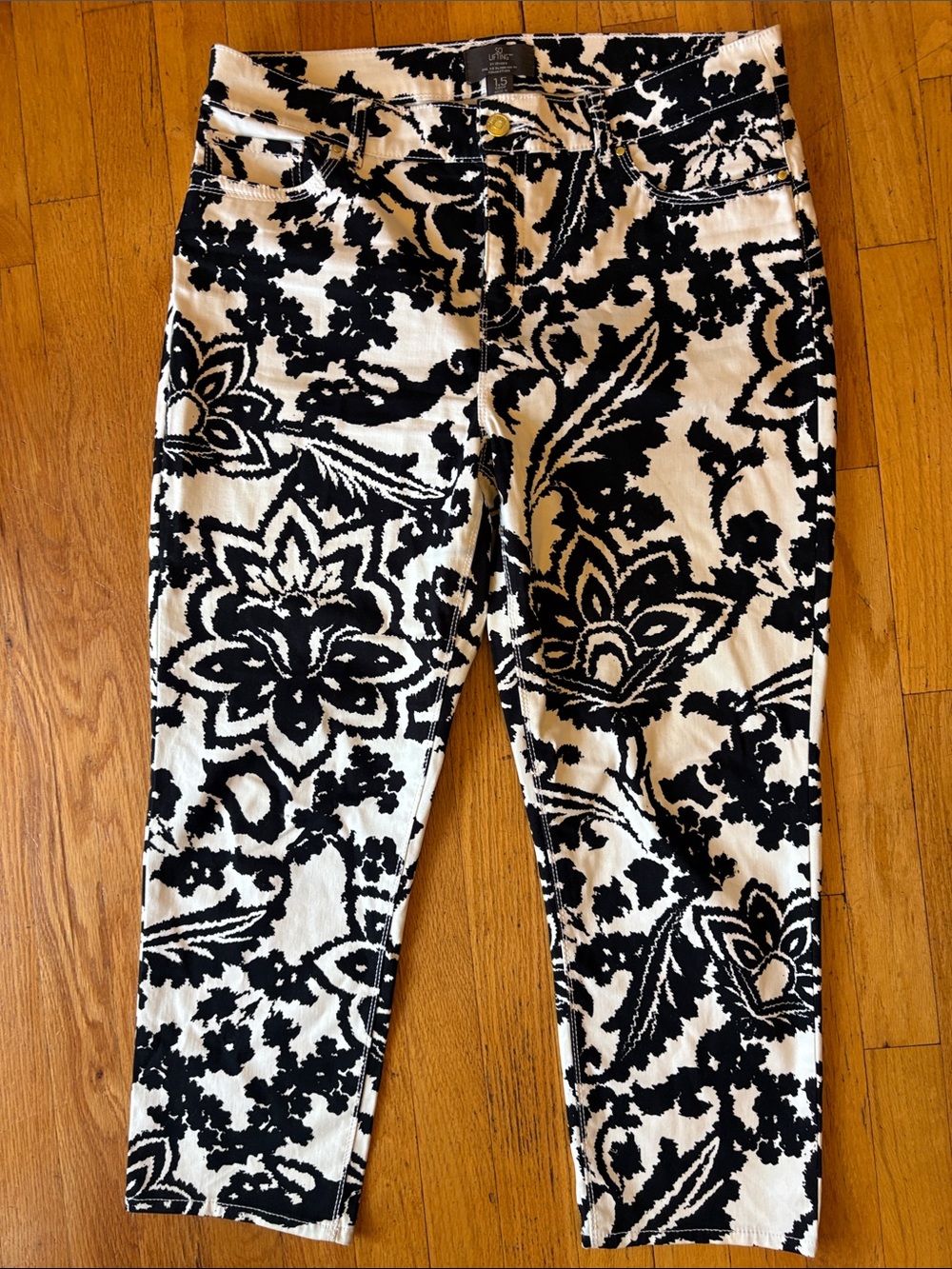 Chico's Black & White Floral-Print Women’s 1.5 crop pants.